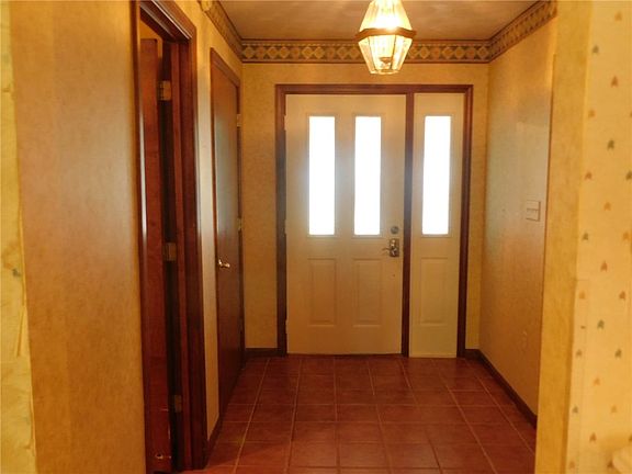 4th image of 321 Meadowlark Dr