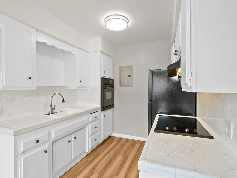 Suzanne Apartments — Photo 2
