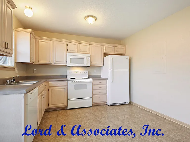 318 Lois Ln — Photo 4