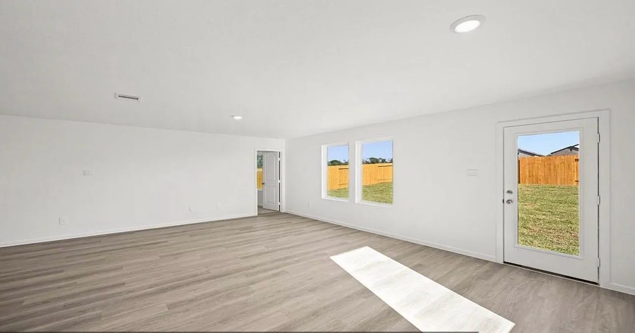 3 bed, 2.0 bath, 1328 sqft, $1,800 — Photo 4