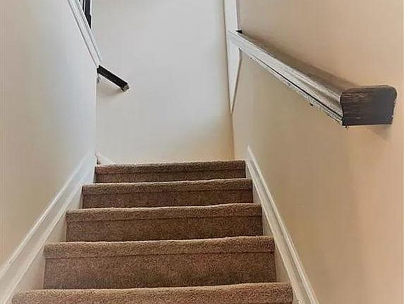 to bedroom stairs 2/4