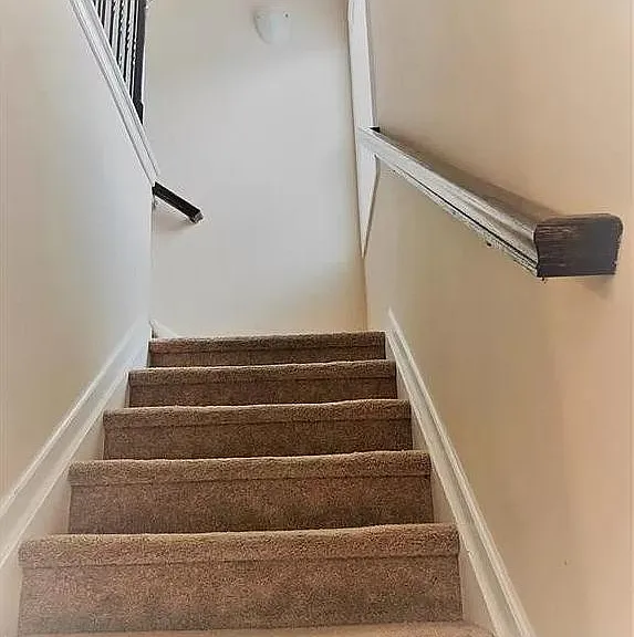 to bedroom stairs 2/4