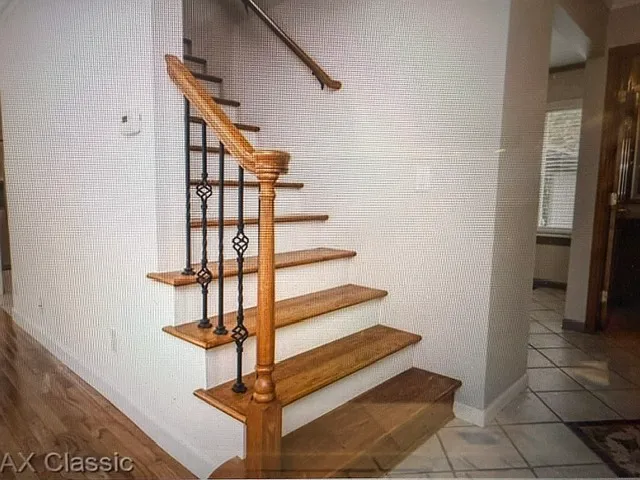 615 Davis Ave — Photo 2