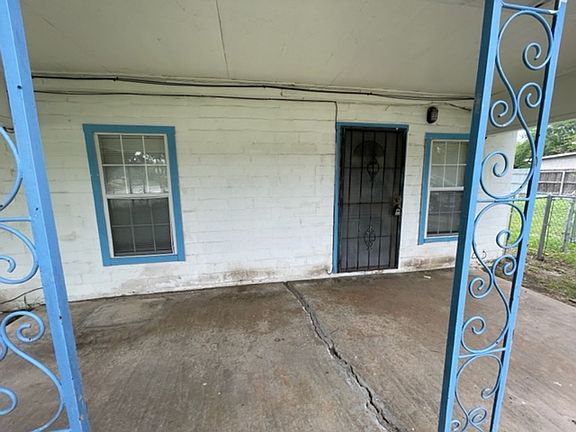 2nd image of 1302 W Hutchins Pl