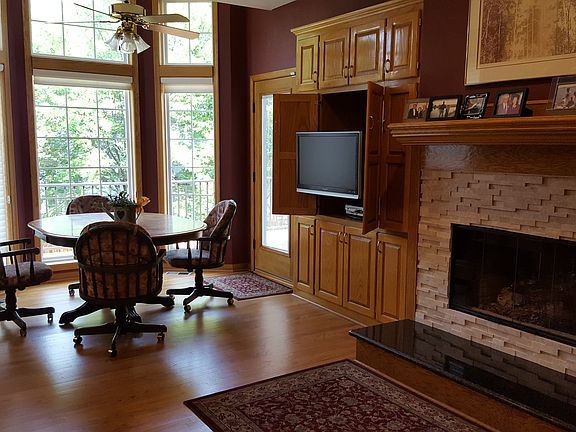 Bfast nook & 2-way fireplace