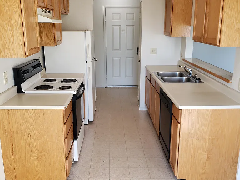 Sunset Vista Apartments — Photo 22