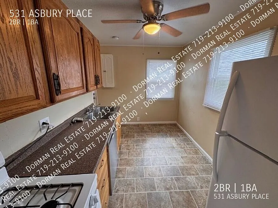 Charming 2 Bedroom Rancher With 2 Car Garage — Photo 4