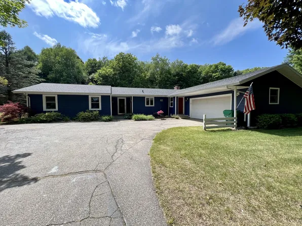 10581 Concord Dr, Berrien Springs, MI 49103