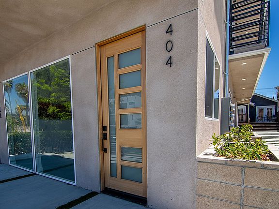 3rd image of 404 N La Fayette Park Pl