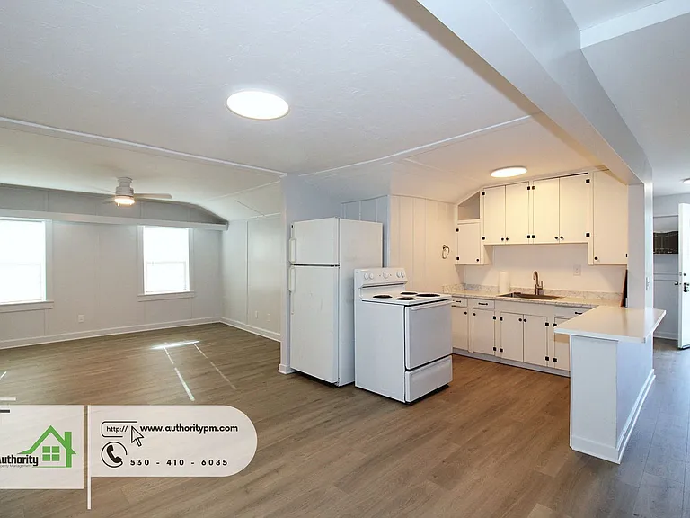 1143 Magnolia St — Photo 10