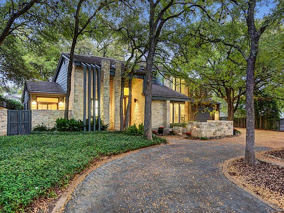 Stunning design at the center of Barton Hills