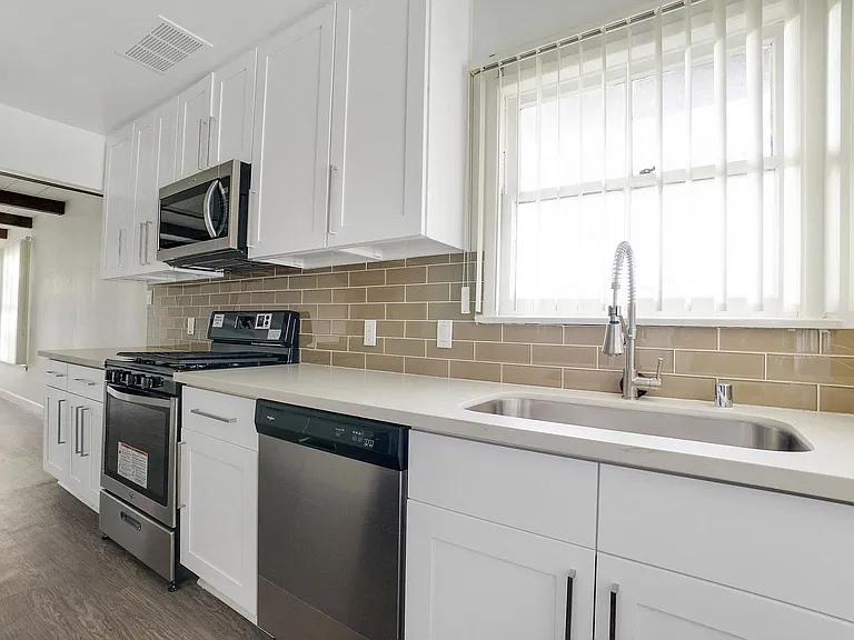 5300 Vantage Ave — Photo 7