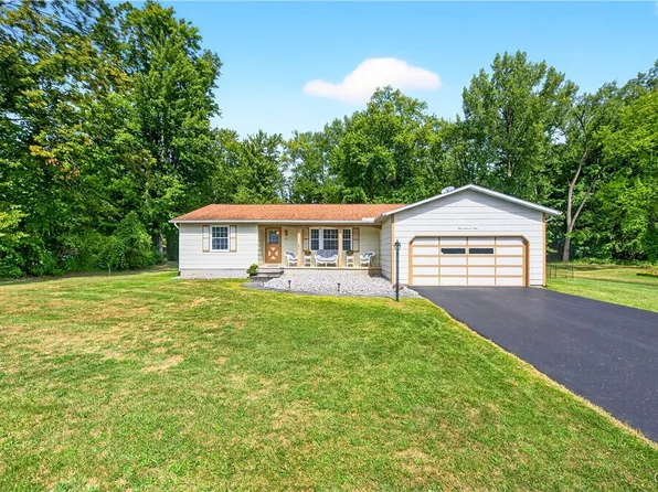 101 Whiskwood Ln, Minoa, NY 13116