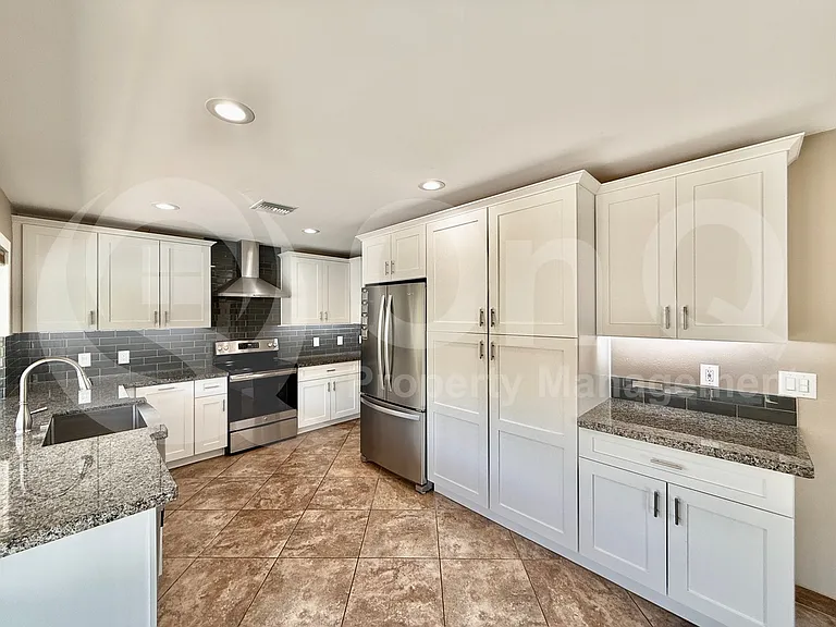 535 W Sweetwater Ave — Photo 4