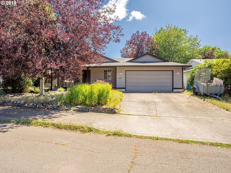 1st image of 809 NE 160th Ave