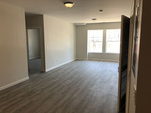 5th image of 2836 Fairfield Ave #204