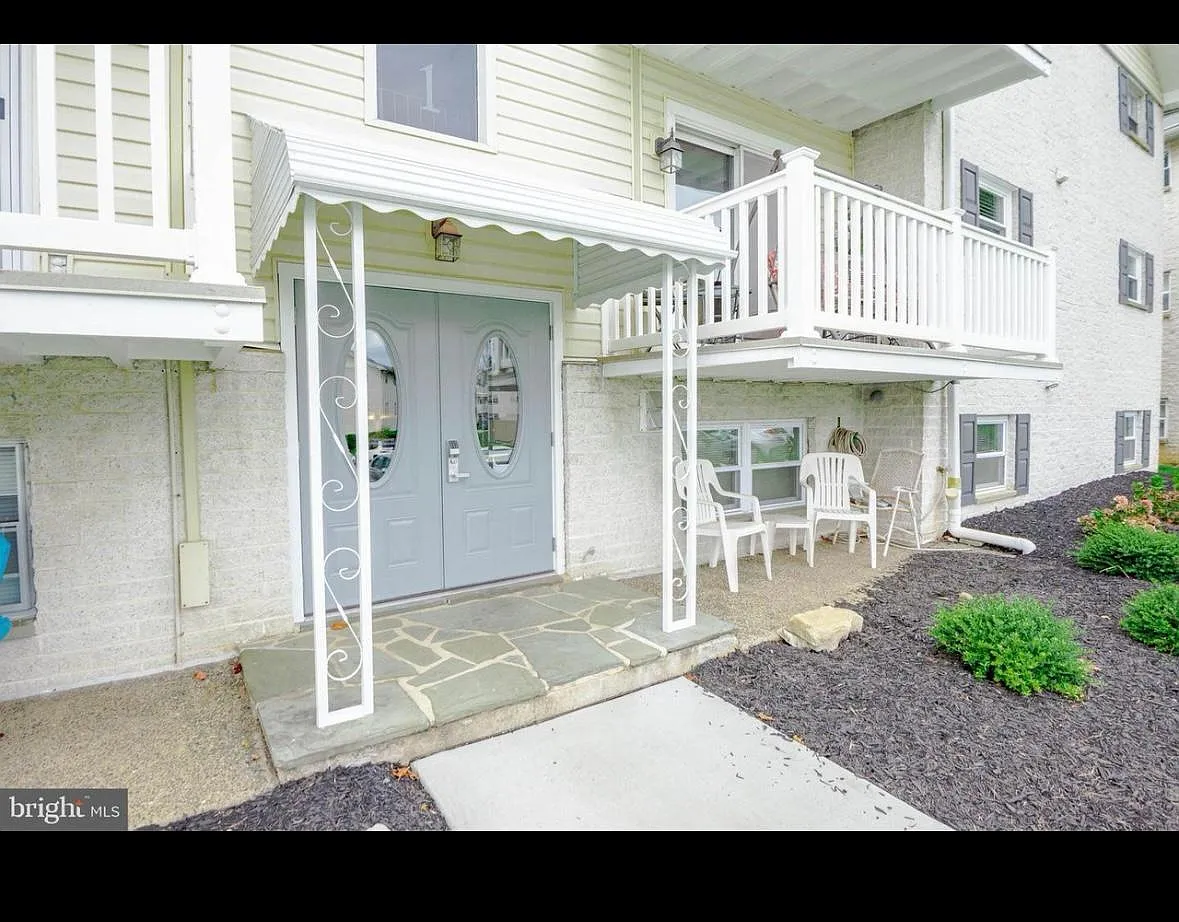 1 Warren Lodge Ct — Photo 4