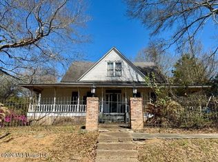 842 S 3rd St, Woodville, MS 39669
