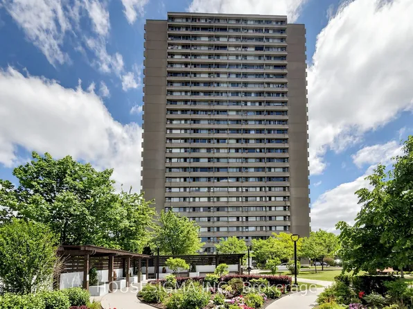 725 Don Mills Rd #305, Toronto, ON M3C 1S8