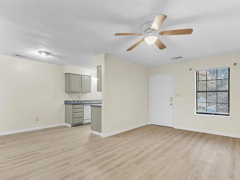 209 W Trinity St #C — Photo 2