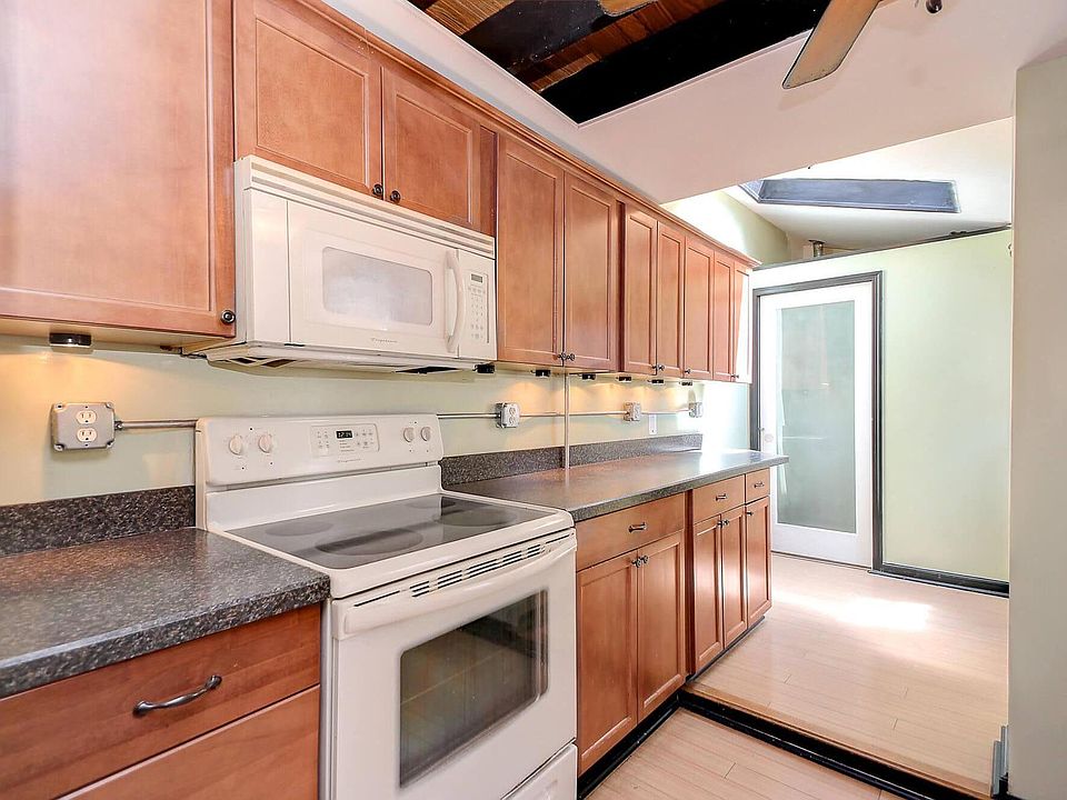 Bright & sunny new kitchen.