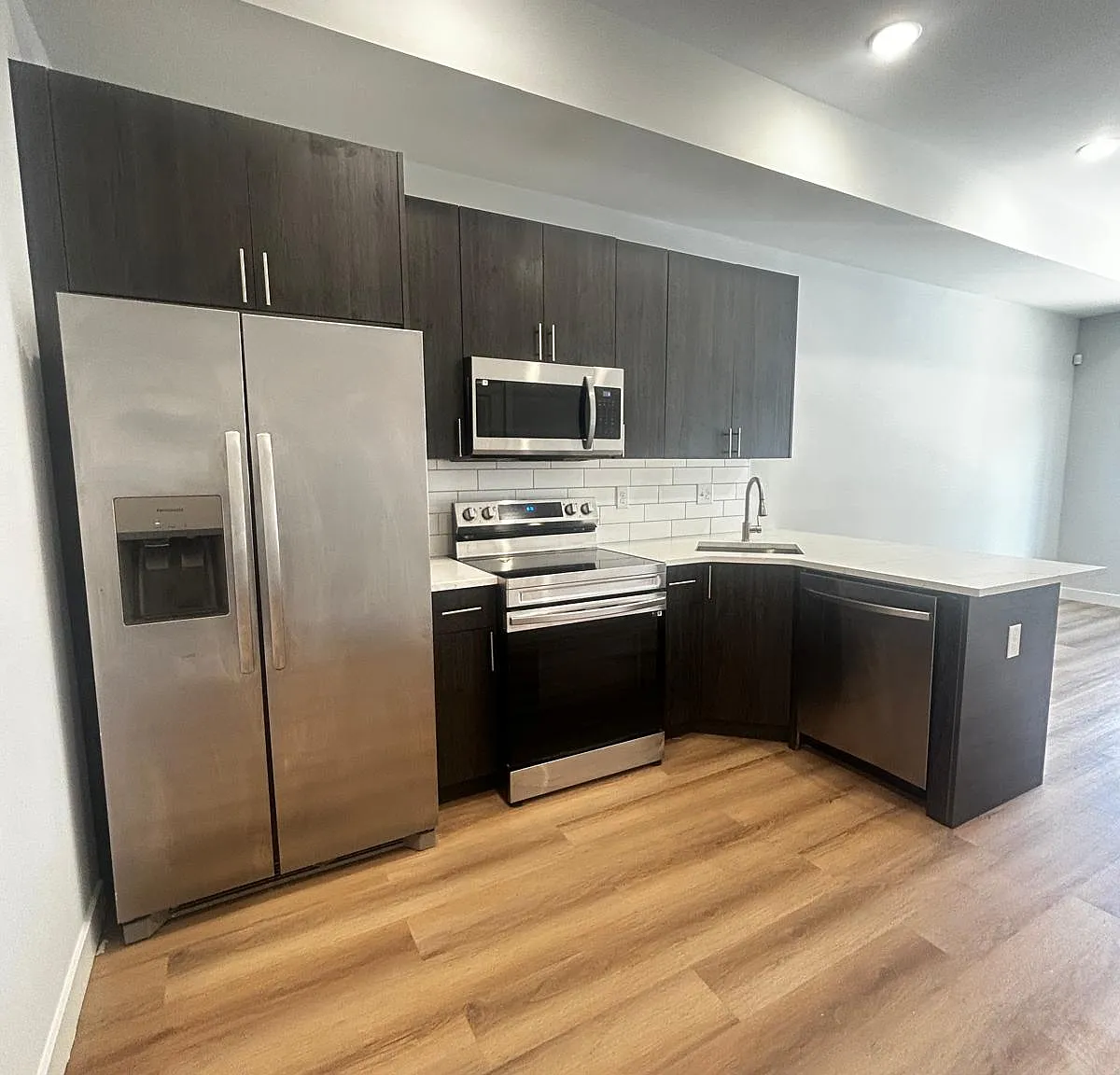 3 bed, 890 sqft, $1,900 — Photo 1