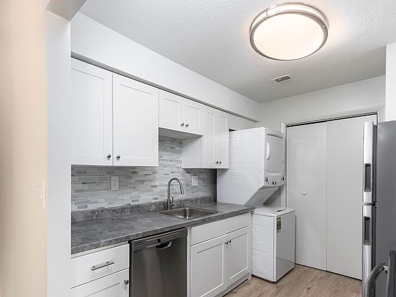 Signature Kitchen Style (shown here in a 2-bedroom floor plan)