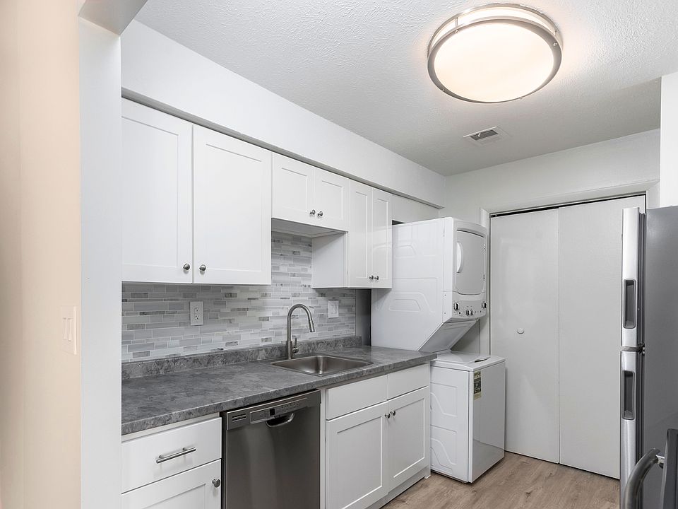 Signature Kitchen Style (shown here in a 2-bedroom floor plan)