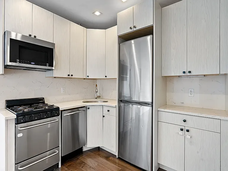 152 Thompson St #5E — Photo 8