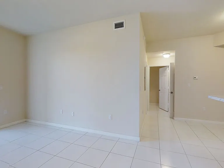 South Pointe Apartments — Photo 18