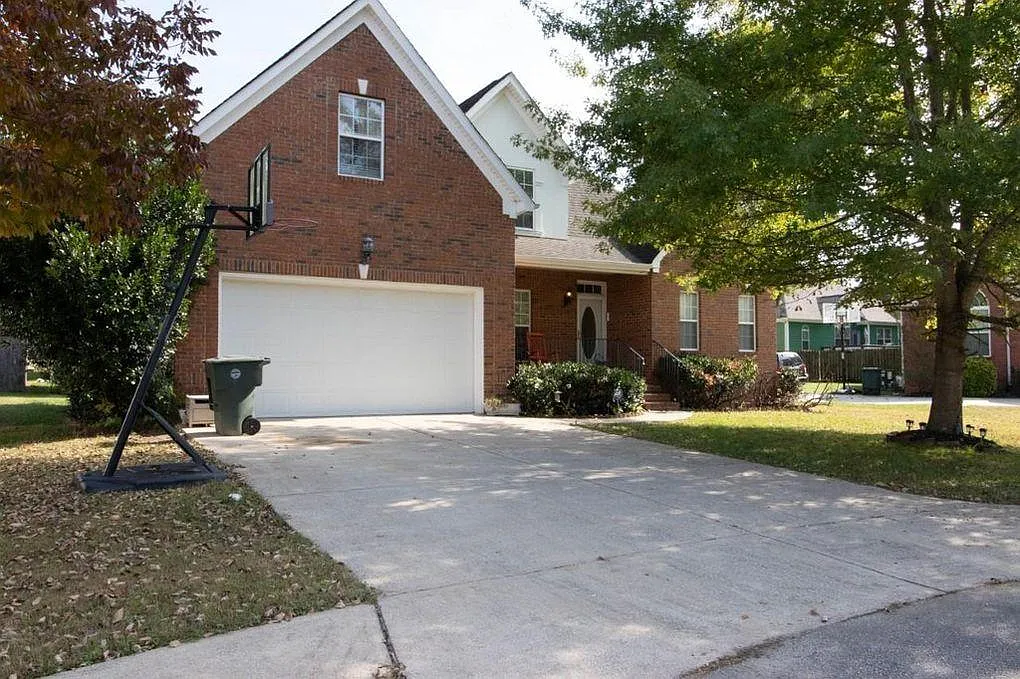 4 bed, 2.5 bath, 2150 sqft, $2,750 — Photo 2