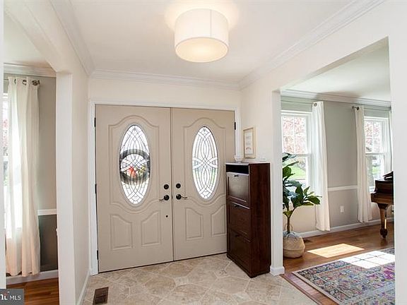 5th image of 219 Yorkshire Dr