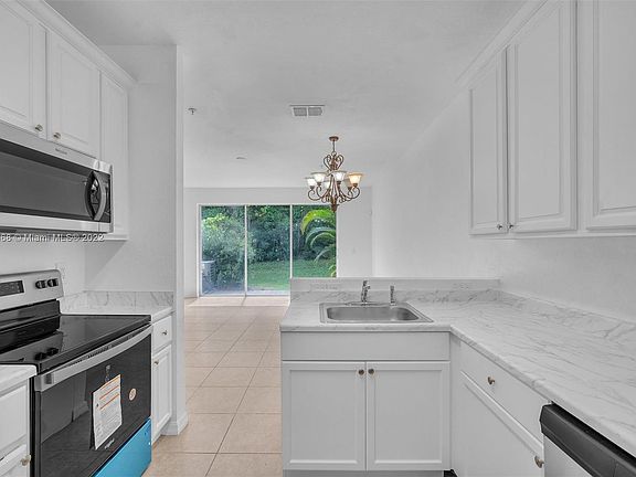 2nd image of 875 Pipers Cay Dr #N