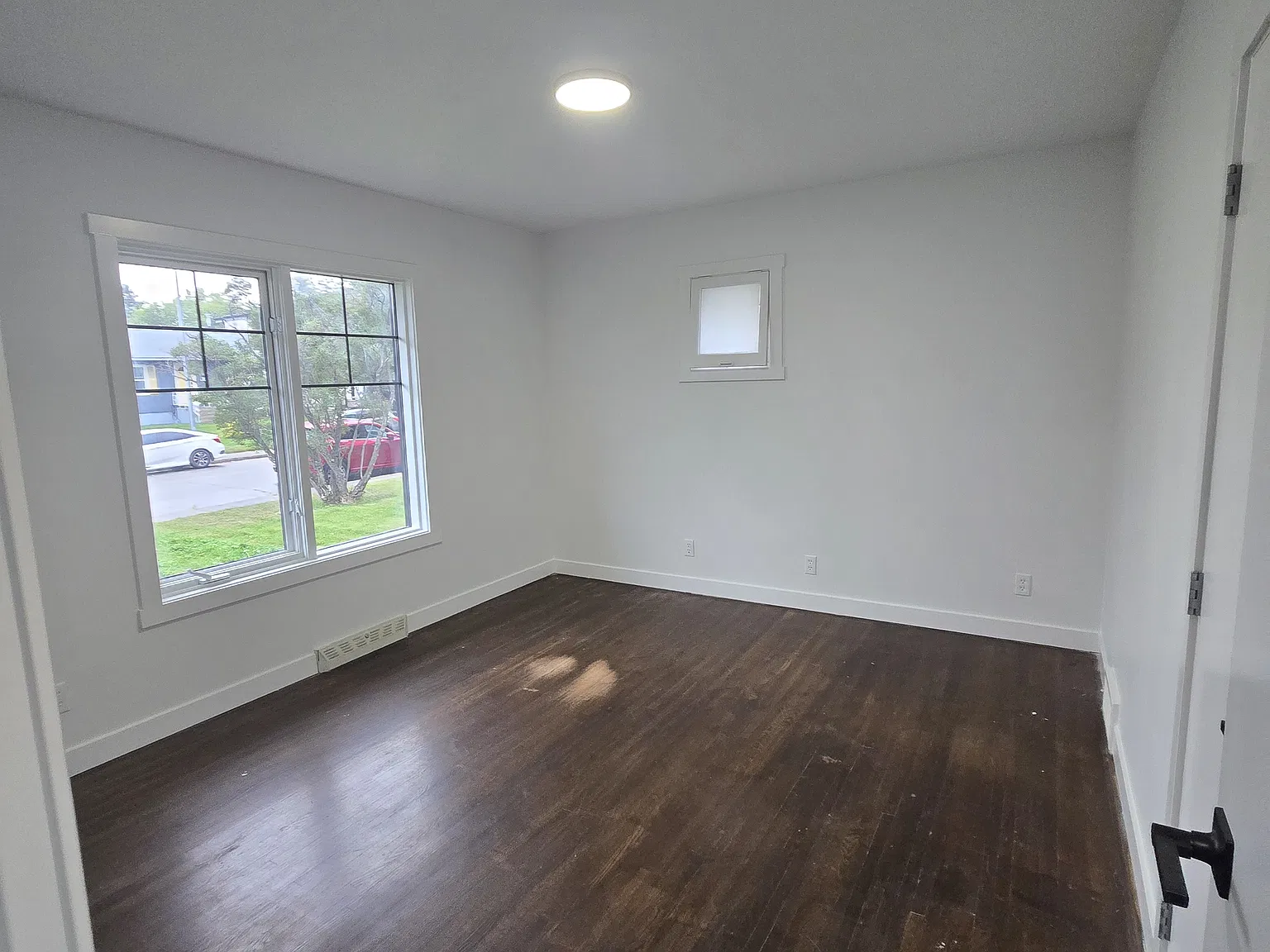2204 25 Avenue NW — Photo 2