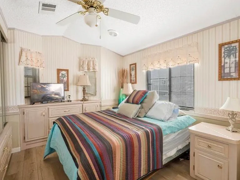 2048 Crystal Lake Dr — Photo 5