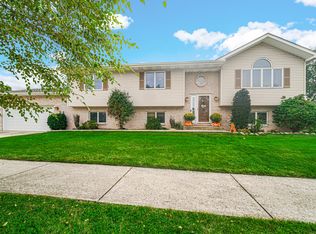 1509 Mockingbird Dr, Crown Point, IN 46307