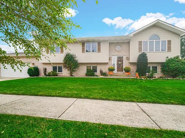 1509 Mockingbird Dr, Crown Pt, IN 46375