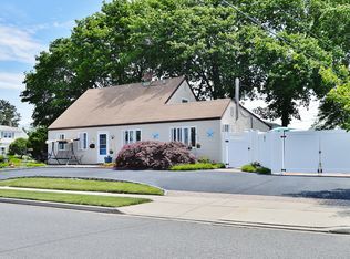 1 Firtree Ln, Levittown, NY 11756