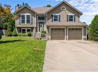 1004 SE Country Ln, Lees Summit, MO 64081