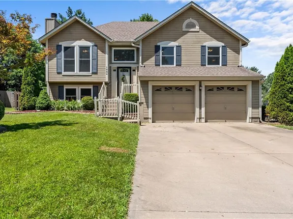 1004 SE Country Ln, Lees Summit, MO 64081