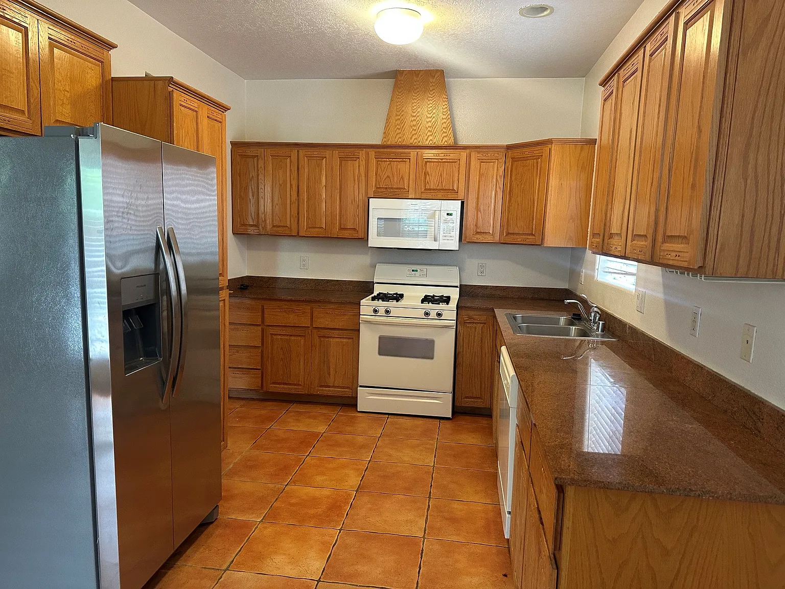 3 bed, 2.5 bath, 1700 sqft, $2,000 — Photo 3
