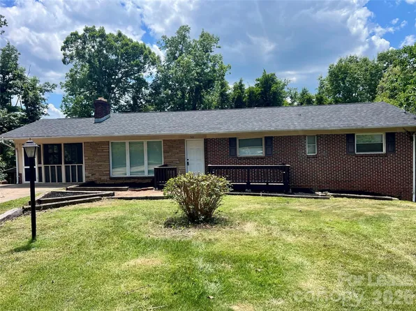 765 8th Avenue Dr SE, Hickory, NC 28602