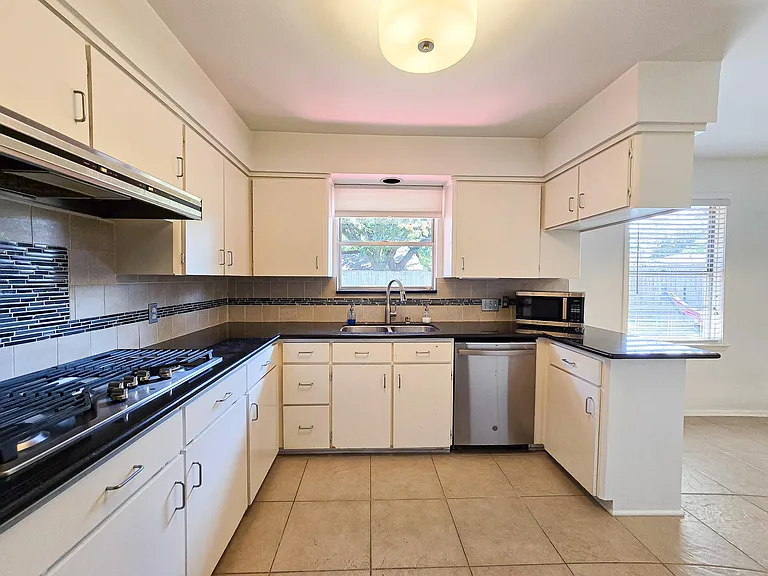 9507 Meadowbriar Ln — Photo 11