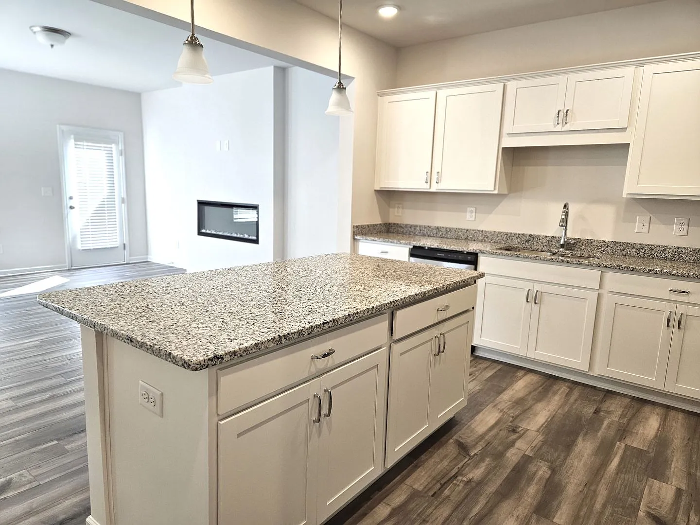 Like-New End-Unit Townhome - Washer & Dryer Included — Photo 4