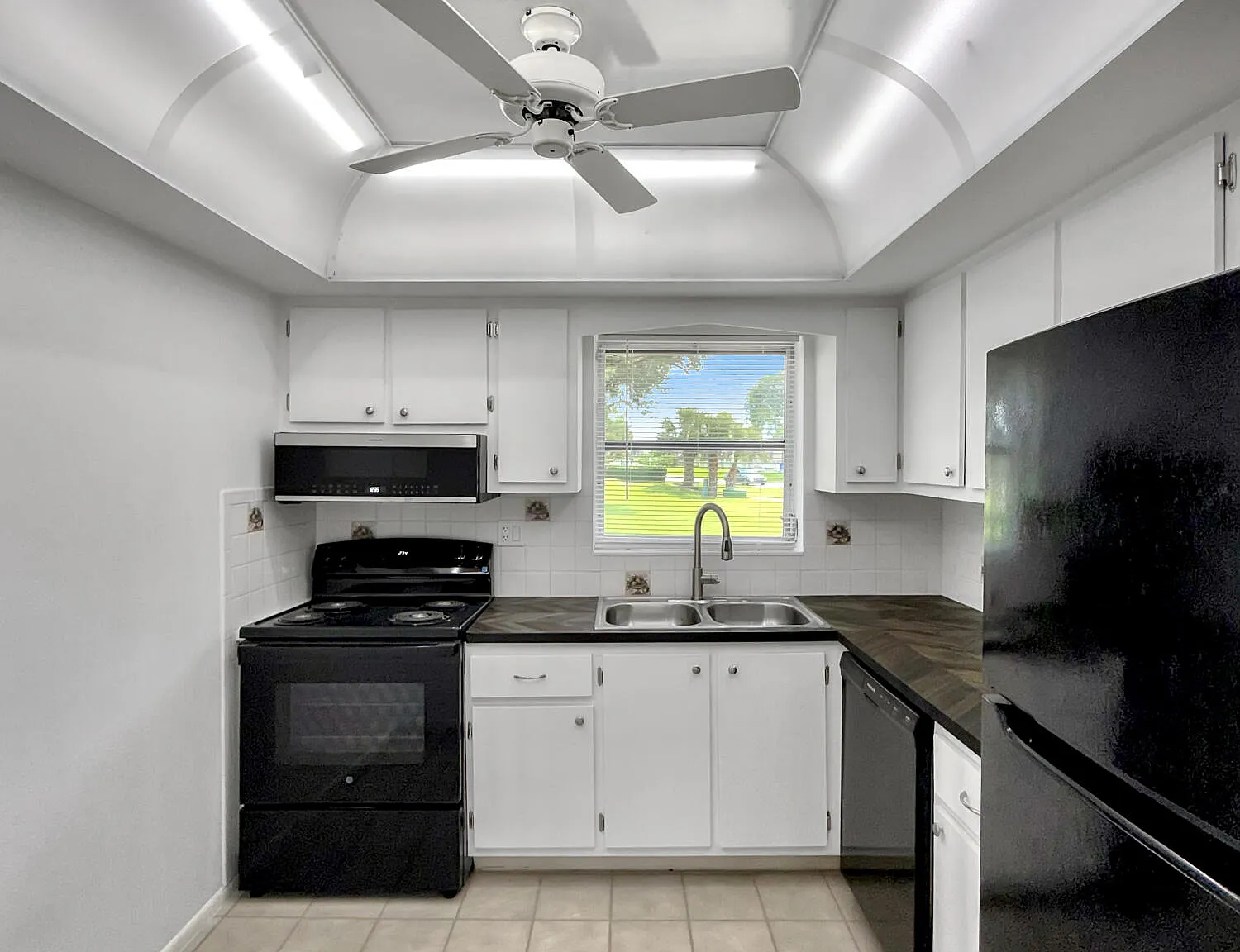 2 bed, 1.0 bath, 815 sqft, $1,650 — Photo 2