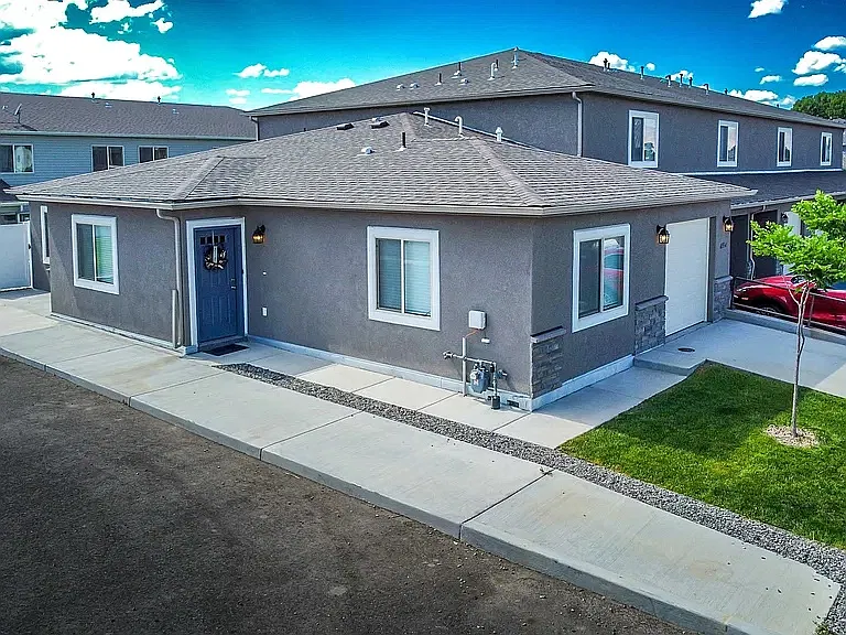 3 bed, 1135 sqft, $2,100 — Photo 1