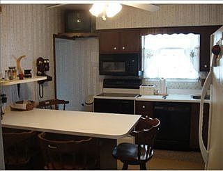 3rd image of 574 N Main St