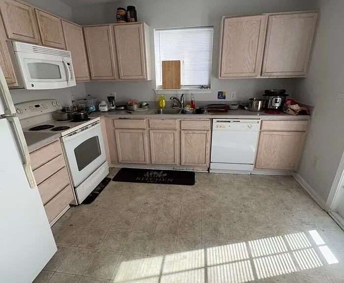 221 Campus Dr #4 — Photo 3