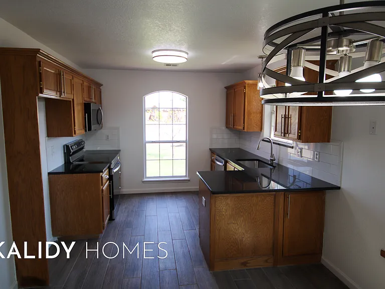 1400 Buena Vista Cir — Photo 25