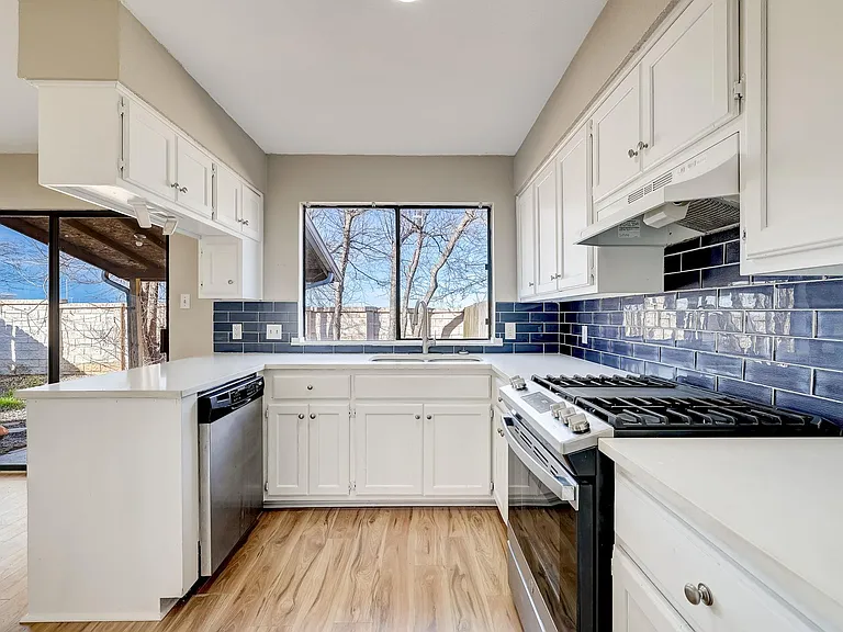 1406 Hyridge Cir — Photo 9